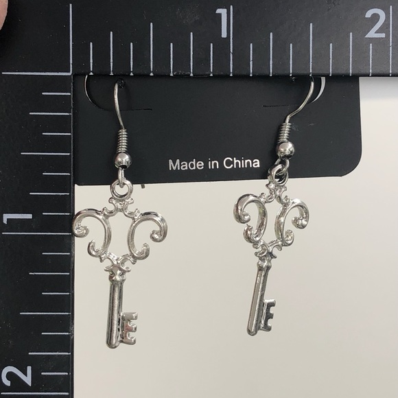 🍀 Fleur De Lis Key Dangle Earrings - Picture 2 of 3